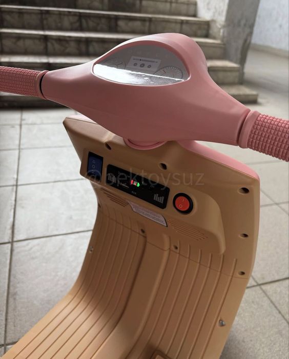 Детский мотоцикл Vespa 12V с музыкой Bluetooth для детей 3–9 лет