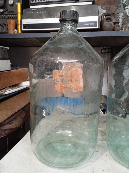 Бутыли 20 литров.