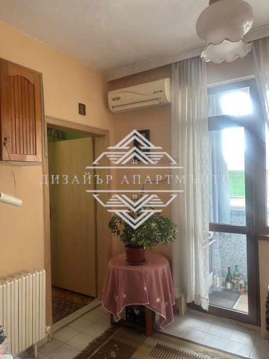 Продава се тристаен тухлен апартамент в идеалния център на гр. Карноб