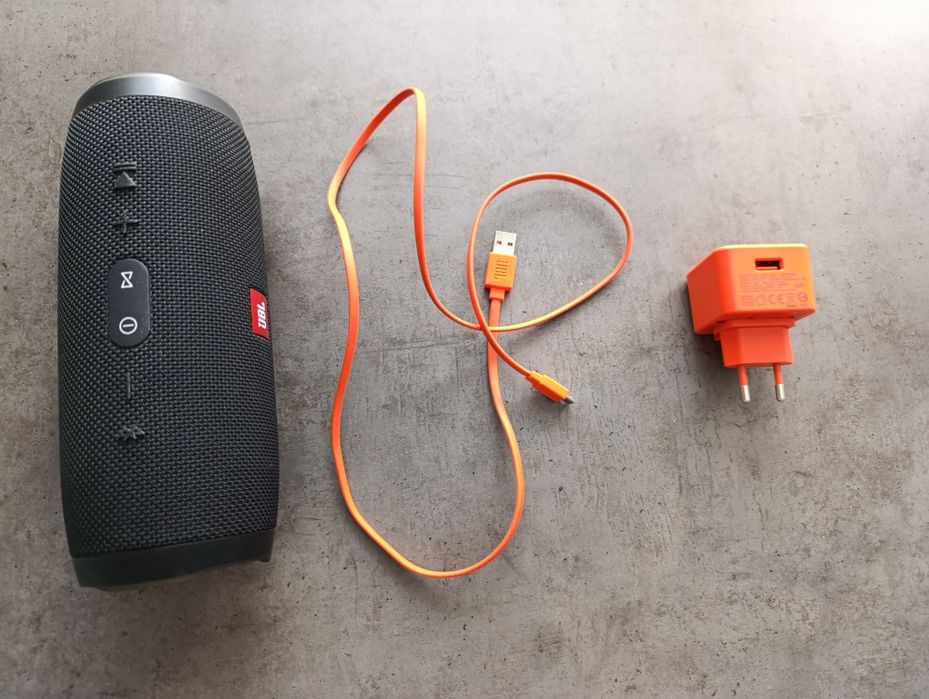 Продаётся колонка JBL charge 3