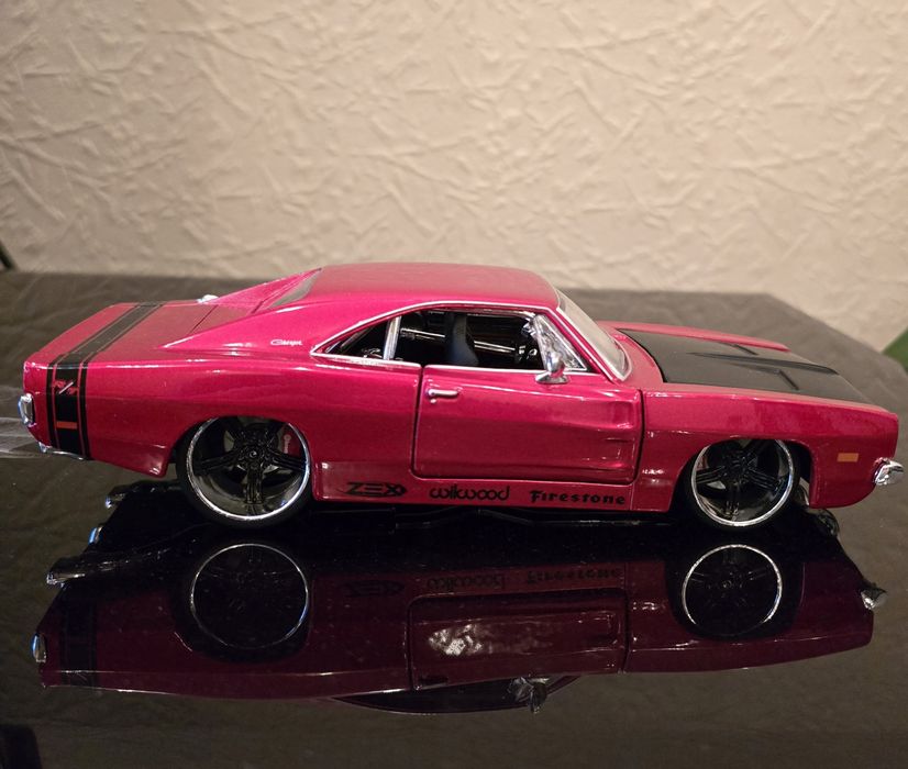 Продаётся колекционный  Dodge Charger