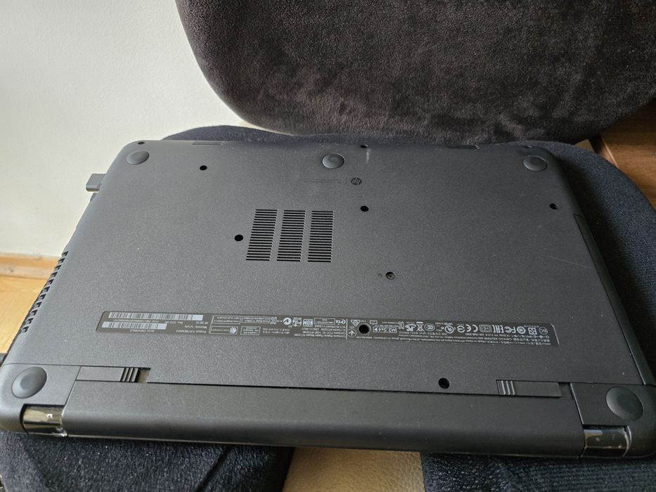 Запазен! Лаптоп HP 250 G3 4gb ram  1tb HDD с лицензиран Windows 10 без