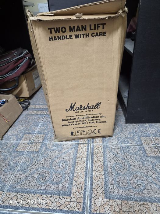 Statie Marshall JCM 410C pe lampi