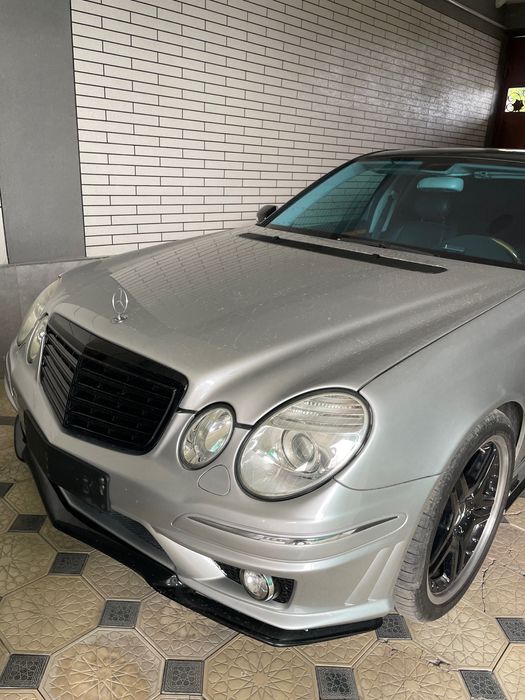 Mercedes-Benz W211 5.0 V8