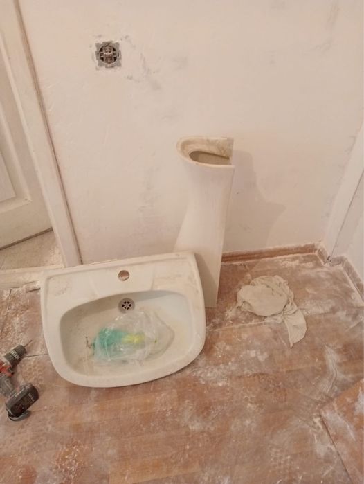 Продаю дверь , телевизор , унитаз , раковина