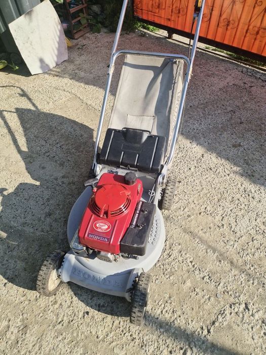 De vânzare mașina de tuns iarba in patru timpi