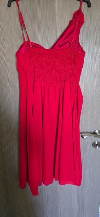 Елегантна червена рокля