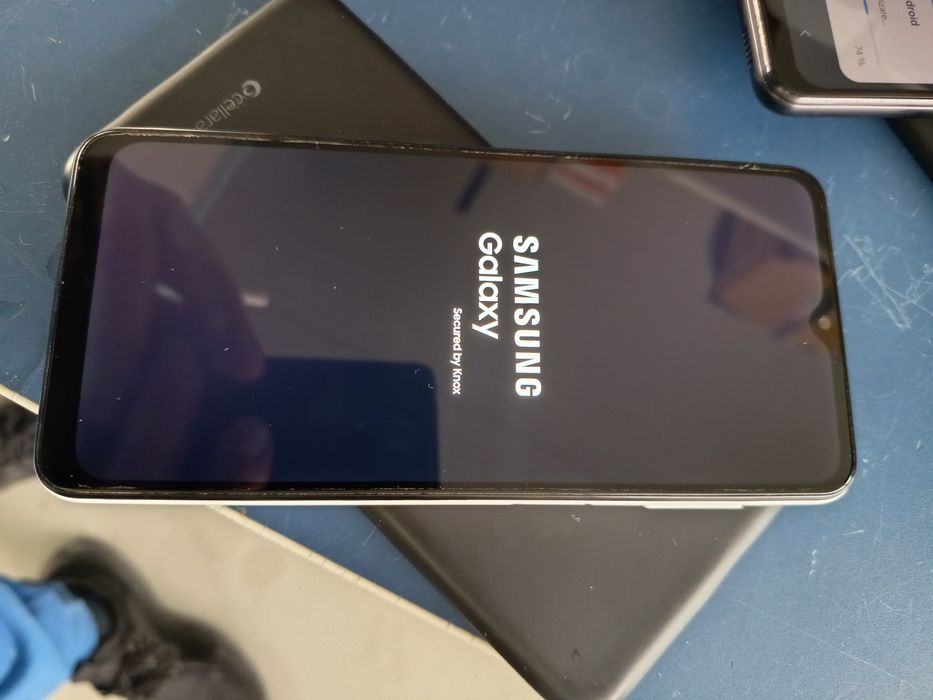 Vând  2 telefoane Samsung, A04