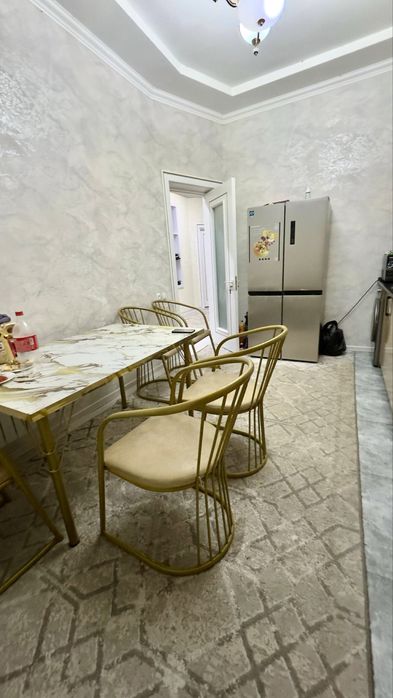 Победа махаласида евро ховли сотилади.10 та хона.Срочно