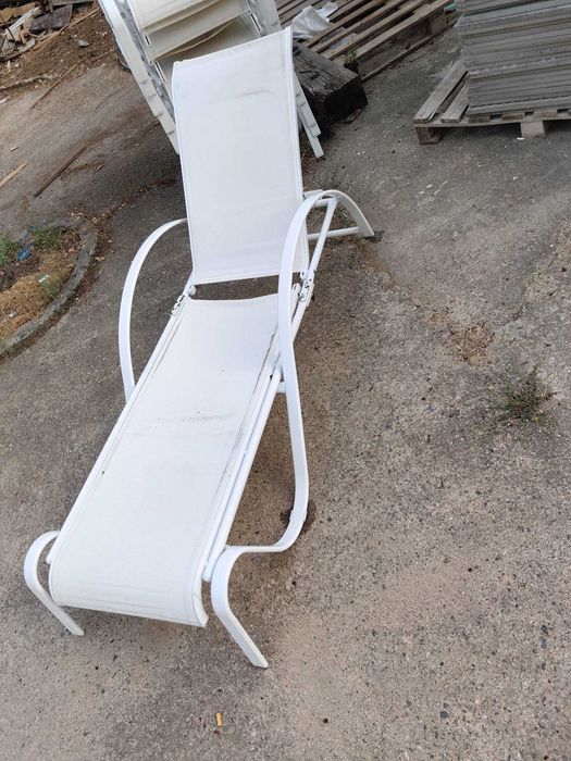 Бели ,плетени  шезлонги