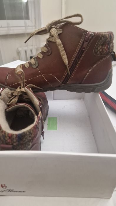 Продаю женские ботинки