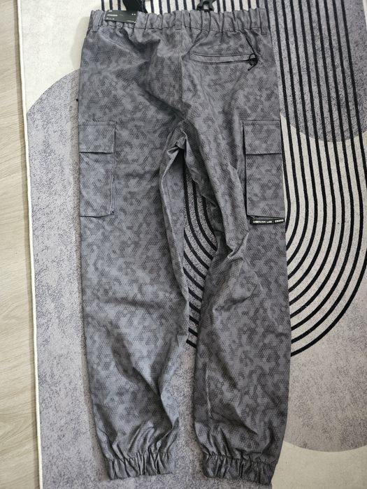 Pantalon Cropp jogger fas gri armata buzunare laterale fermoar si capse