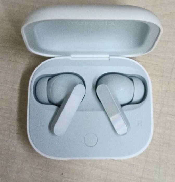 Moto Buds, albastru deschis sau albastru inchis