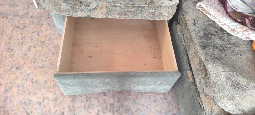 Мягкий уголок: диван + 2 кресла.