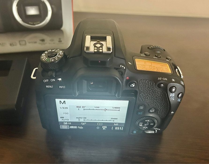 Body Canon 77D - doar 4600 de cadre