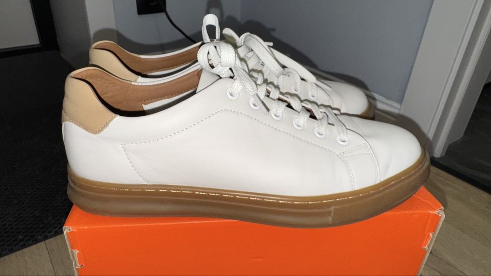 Продам классические белые кеды, размер 44.