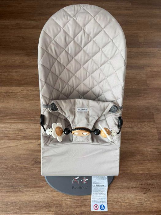 Бебешки шезлонг BabyBjorn Bliss + играчка