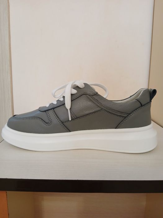 Кроссовки серые кожаные