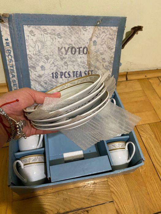 Комплект чаши,чинии,лъжици,фин японски порцелан