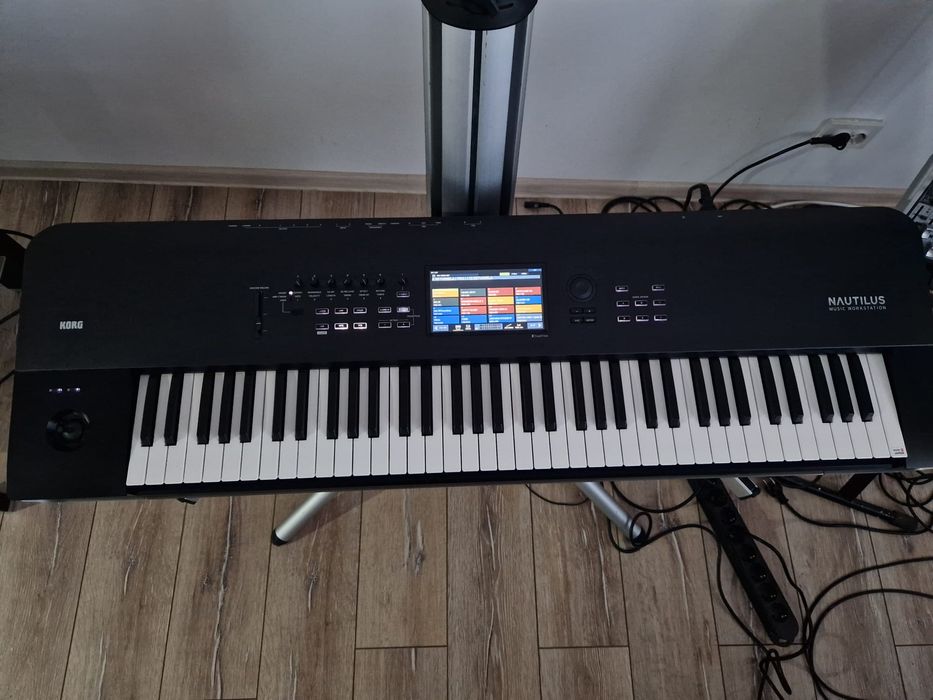 Vând orga Korg Nautilus 73 work station, cu stativ și husă