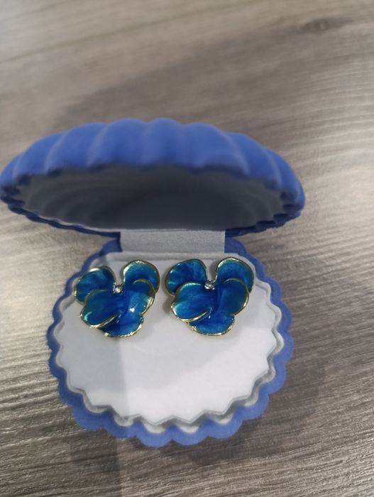 Великолепные сережки в нежно голубом цвете в ракушке