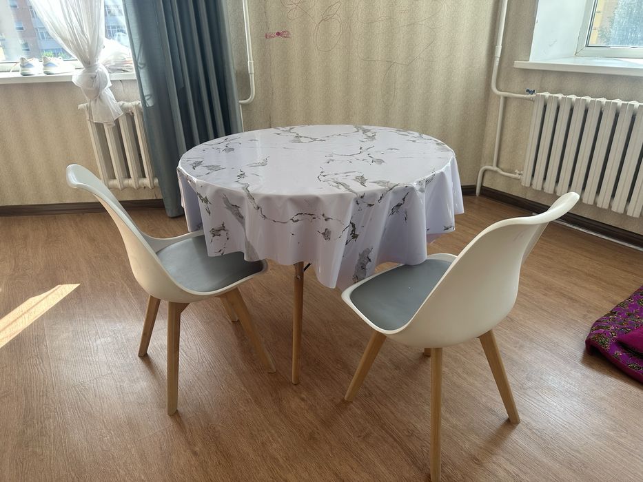 Продам обеденный стол с 4 стульями,