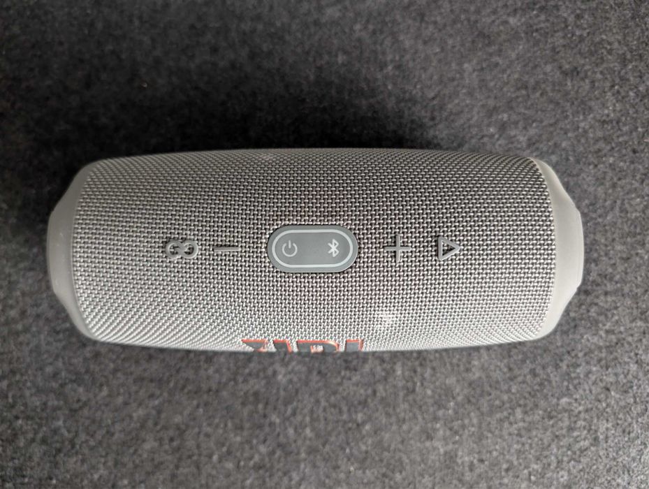 Продавам JBL Charge 5