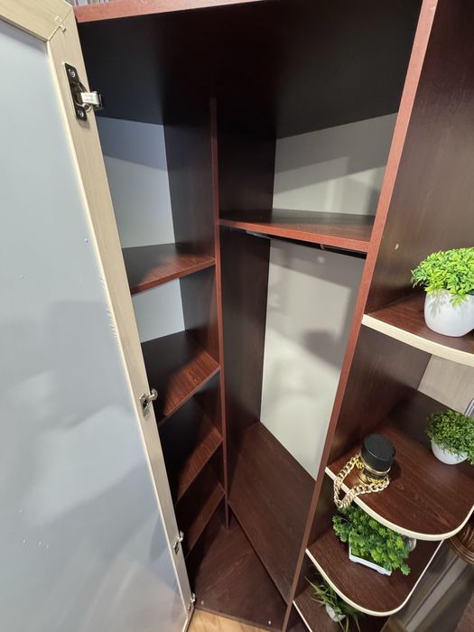 Продам угловой шкаф.