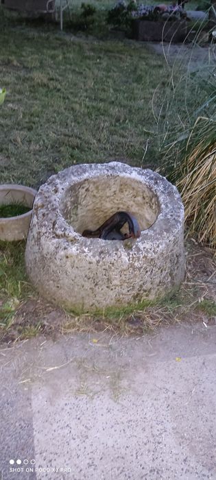 Автентичен кладенец геран бунар от ръчно дялан камък