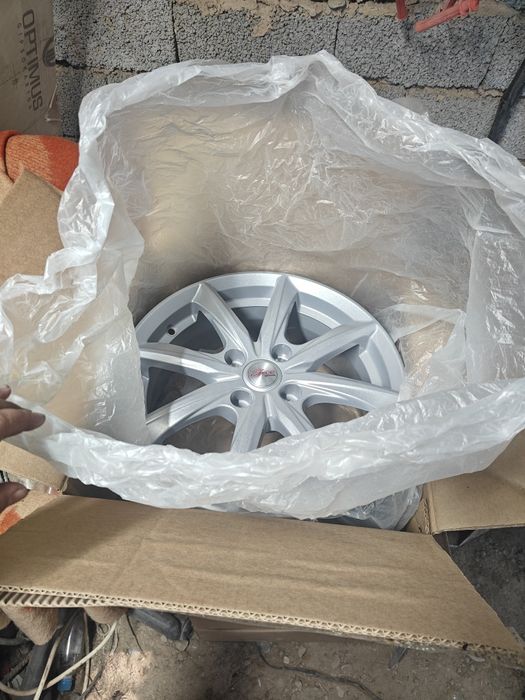 Титановый диска и шины