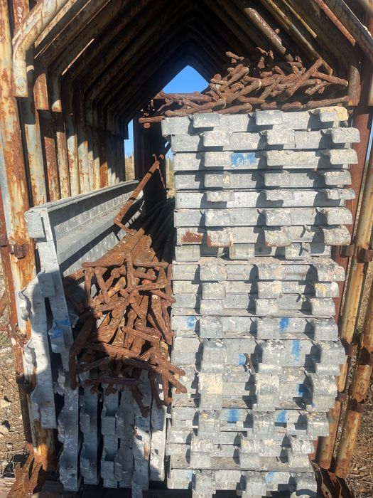 Скеле 300кв +стойки за него 2по 150кв