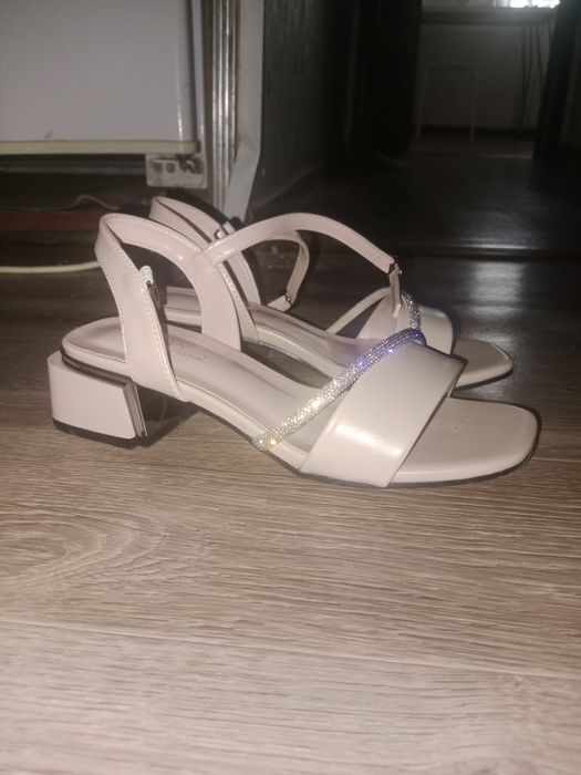 Продам сандалии 35 размер за 7 500