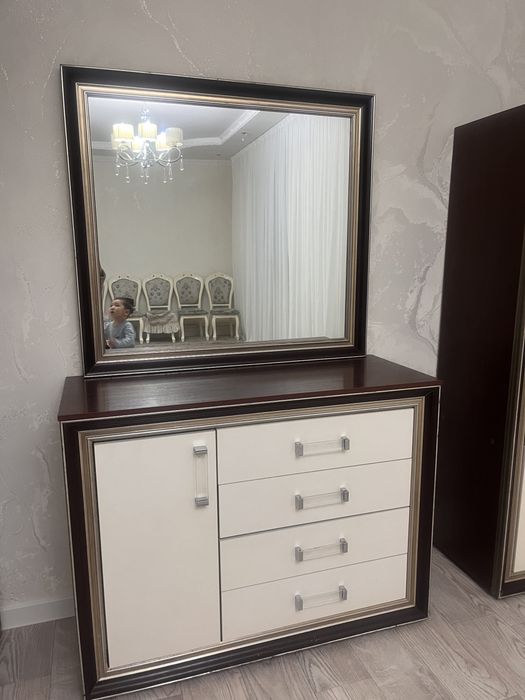 Продается сервант в хорошем состоянии .