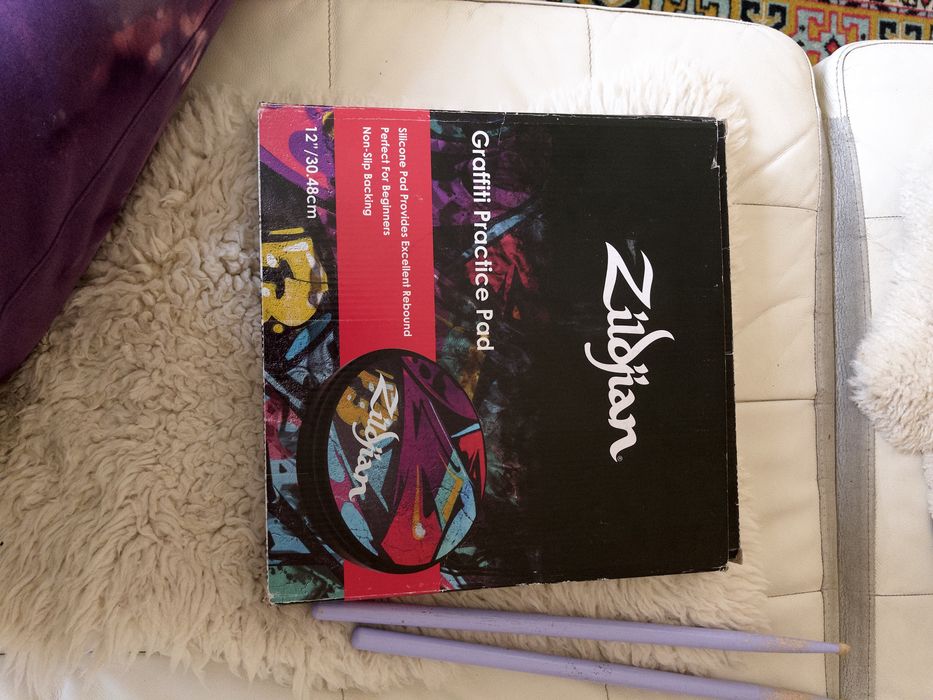 новый пэд и барабанные палочки