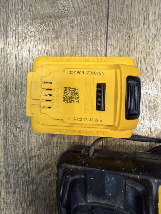 Акумулаторен безчетков ударен винтоверт Dewalt dcf 809 + 2 батерий