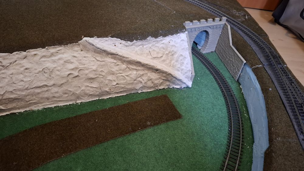 Продавам макет piko + 4 влака + 1 локомотив + 1 къща