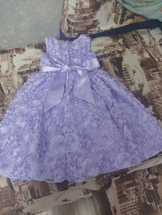 Продам нарядное платье на девочку.