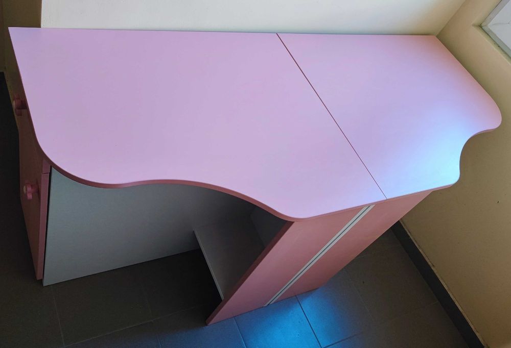 Бюро 50 лева или две огледални бюра за 100 лева