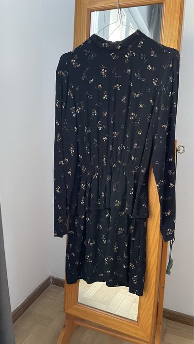 Рокля за повод с пеплум ( става и за бременни) H&М