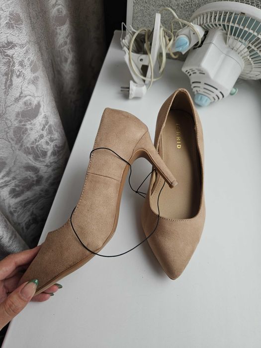 Продам замшевые туфли