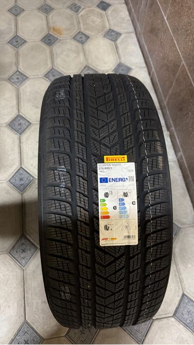 Pirelli scorpion 275/45 R21