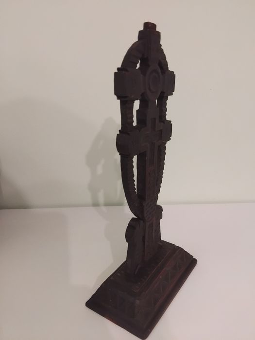 Cruce veche sculptată în lemn – artă populară românească