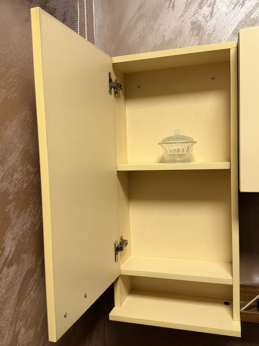 Шкафове за окачане на стена !