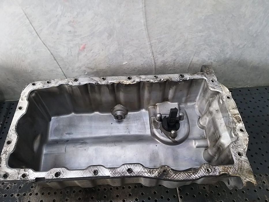 Baie ulei  2.0 tdi bkd vw golf 5 1k touran audi a3 8p skoda octavia 2  038103603ag