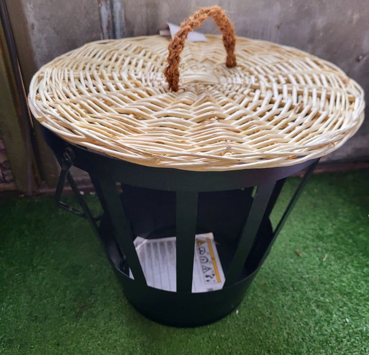 Ръчно изработени кош маса и кош за дърва пред камина