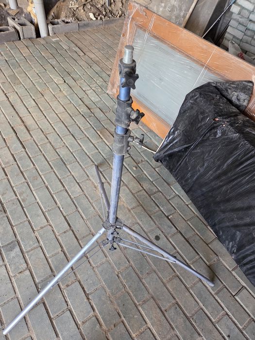 Студийный осветительный стенд штатив