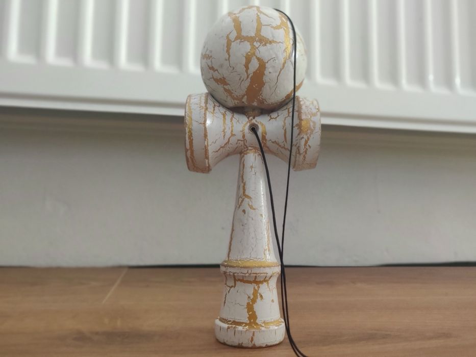Kendama Originală – Design Special Alb/Auriu (Nouă)