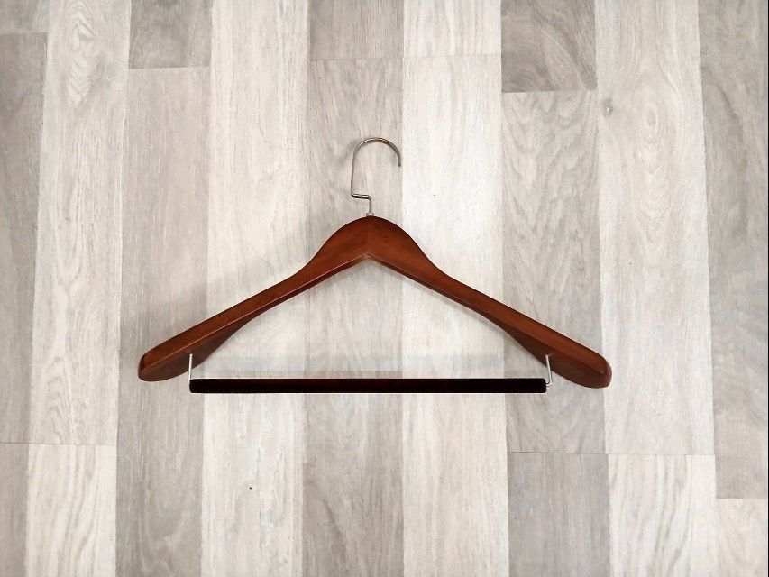 Деревянная вешалка