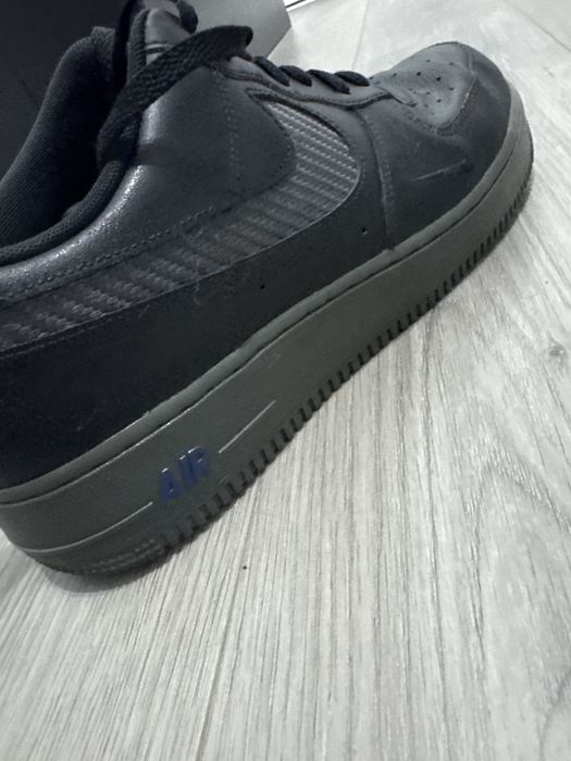 Vând Nike Air Force 1 ’07 LV8 – Black / Obsidian.Stare excelentă