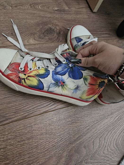 Цветни кецове два чифта